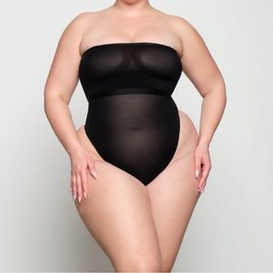Skims sheer sculpt thong